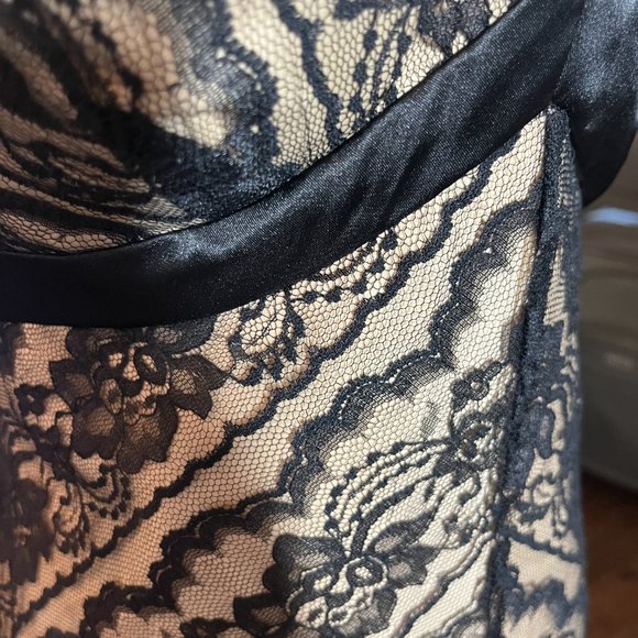 White House Black Market Black Lace Overlay V Neck Cocktail Evening Dress 4 NWT - Picture 7 of 12
